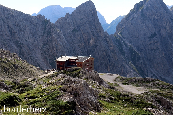 Blick von oben zur Karlsbaderhütte