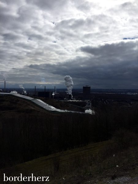 Blick vom Tetraeder zur Skihalle