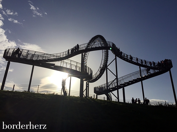 Tiger and Turtle im Gegenlicht