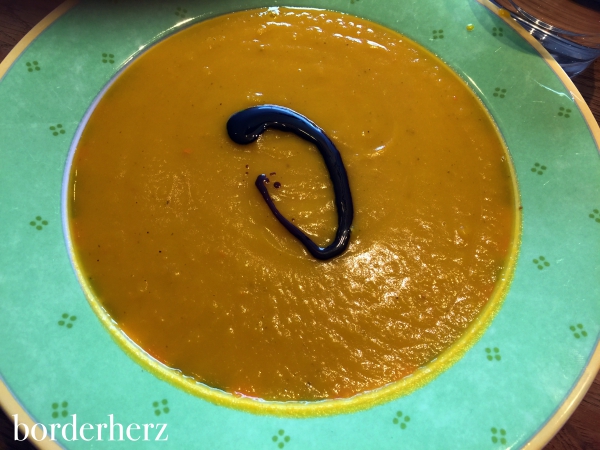 Angerichtete Kürbissuppe