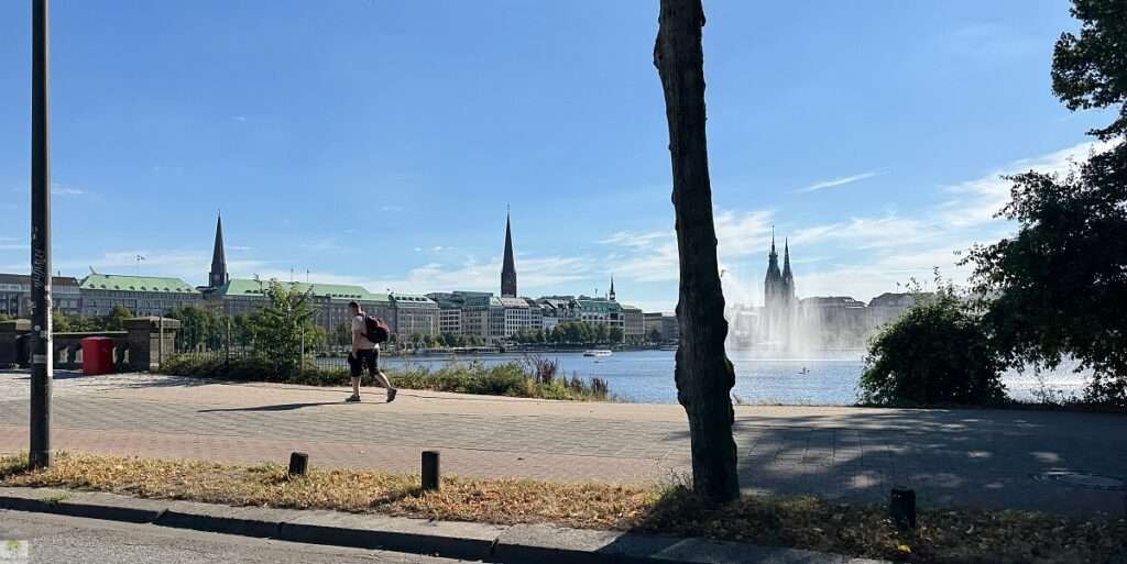 10 kostenlose Erlebnisse in Hamburg: Outdoor-Abenteuer, die du nicht verpassen solltest 26 10 kostenlose Erlebnisse in Hamburg Binnenalster