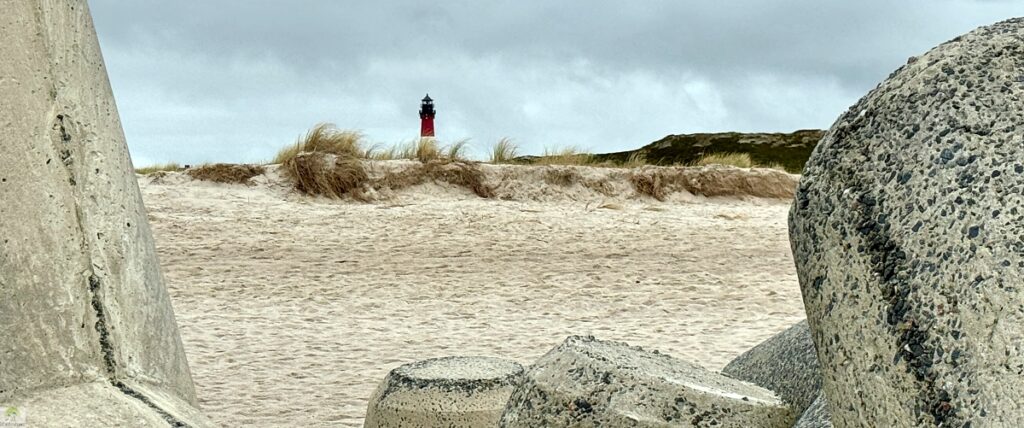 Top 4 Wanderungen auf Sylt - meine Lieblingstouren auf der Insel 14 wanderungen auf sylt leuchtturm hörnumdurch die tetrapoden fotografiert
