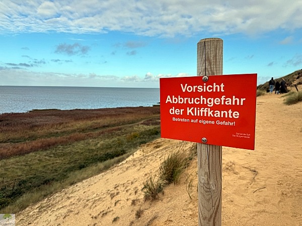 Top 4 Wanderungen auf Sylt - meine Lieblingstouren auf der Insel 23 wanderungen auf sylt warnschild am morsumer kliff absturzgefahr