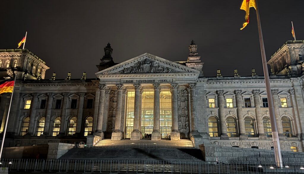 6 traumhafte Weihnachtsmärkte in Berlin und die Top-Sehenswürdigkeiten, die du gleich mit besuchen kannst 6 Reichstag Berlin