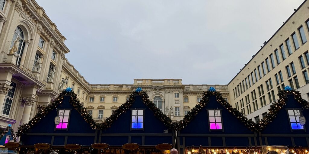 6 traumhafte Weihnachtsmärkte in Berlin und die Top-Sehenswürdigkeiten, die du gleich mit besuchen kannst 18 Weihnachtsmarkt Berlin Schlossplatz