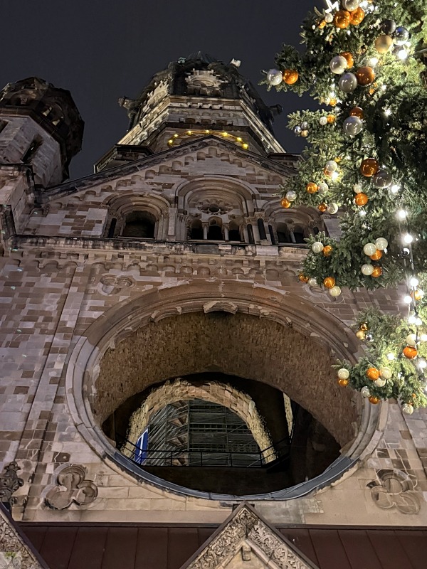6 traumhafte Weihnachtsmärkte in Berlin und die Top-Sehenswürdigkeiten, die du gleich mit besuchen kannst 27 Weihnachtsmarkt Kaiser-Wilhelm-Gedächtnis-Kirche