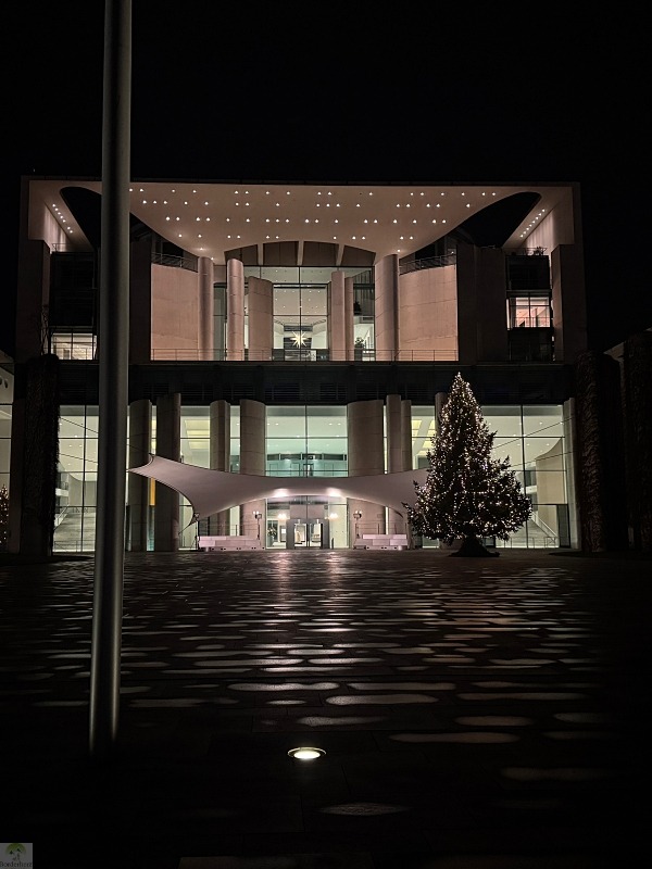 6 traumhafte Weihnachtsmärkte in Berlin und die Top-Sehenswürdigkeiten, die du gleich mit besuchen kannst 10 Bundeskanzleramt Berlin