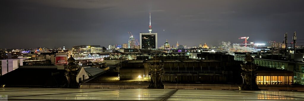 6 traumhafte Weihnachtsmärkte in Berlin und die Top-Sehenswürdigkeiten, die du gleich mit besuchen kannst 9 Blick auf Berlin von der Reichstagskuppel