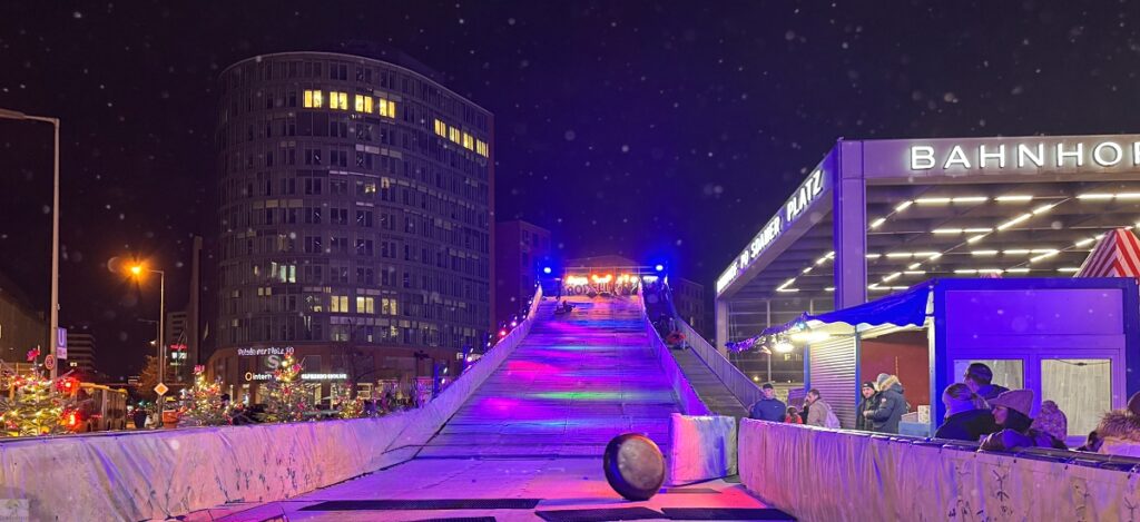 6 traumhafte Weihnachtsmärkte in Berlin und die Top-Sehenswürdigkeiten, die du gleich mit besuchen kannst 2 Rodelbahn Potsdamer Platz Berlin