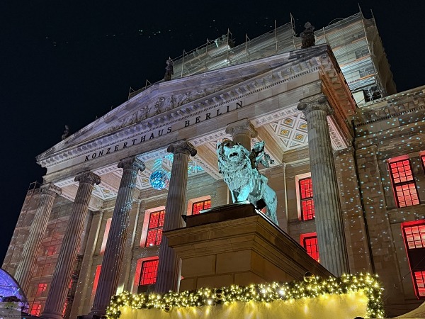 6 traumhafte Weihnachtsmärkte in Berlin und die Top-Sehenswürdigkeiten, die du gleich mit besuchen kannst 14 Weihnachtszauber Gendarmenmarkt Berlin