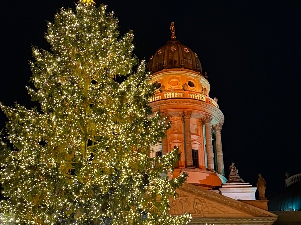 6 traumhafte Weihnachtsmärkte in Berlin und die Top-Sehenswürdigkeiten, die du gleich mit besuchen kannst 13 Weihnachtszauber Gendarmenmarkt Berlin