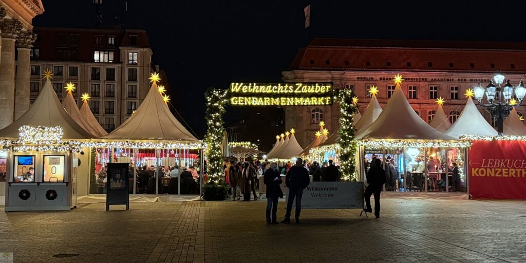6 traumhafte Weihnachtsmärkte in Berlin und die Top-Sehenswürdigkeiten, die du gleich mit besuchen kannst 12 Weihnachtszauber Gendarmenmarkt Berlin