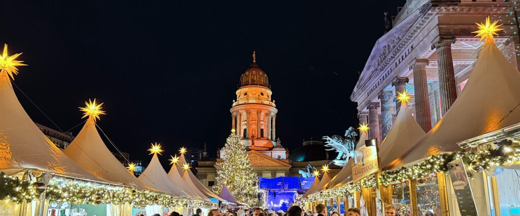 6 traumhafte Weihnachtsmärkte in Berlin und die Top-Sehenswürdigkeiten, die du gleich mit besuchen kannst 1 Weihnachtszauber Gendarmenmarkt Berlin