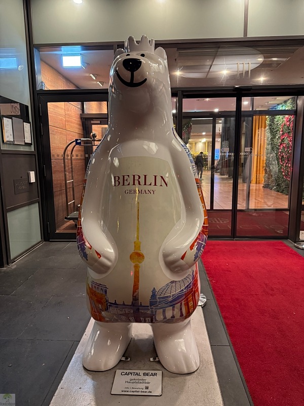 6 traumhafte Weihnachtsmärkte in Berlin und die Top-Sehenswürdigkeiten, die du gleich mit besuchen kannst 36 NH Collection Berlin Checkpoint Charly