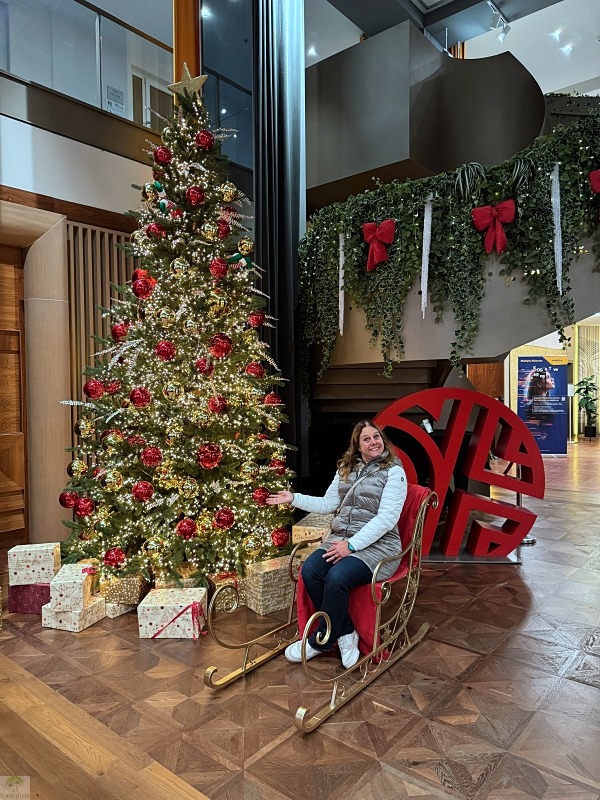 6 traumhafte Weihnachtsmärkte in Berlin und die Top-Sehenswürdigkeiten, die du gleich mit besuchen kannst 37 NH Collection Berlin Checkpoint Charly
