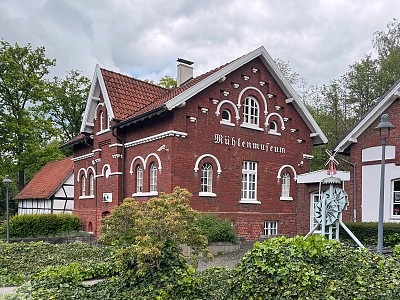 Radfahren mit Hund im radrevier.ruhr | Tourentipps & Thule Hundeanhänger Test 7 muehlenmuseum dinslaken radtour