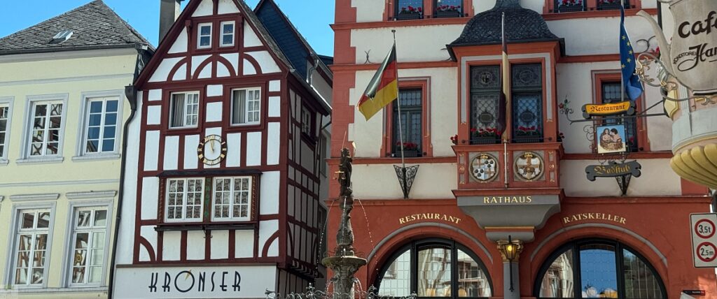 Moselsteig mit Hund: Fünf Wandertage rund um Wolf an der Mosel 43 Bernkastel-Kues Altstadt Moselsteig