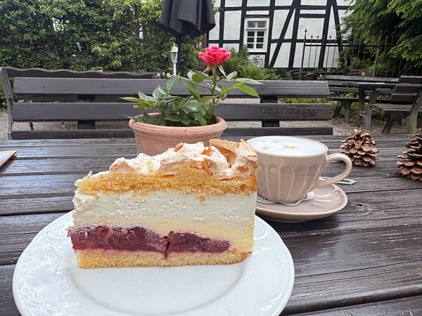 Urlaub mit Hund im Sauerland: 3 Wanderungen und hundefreundliche Unterkünfte 38 Gewittertorte Gutscafé Bruchhausen hundefreundliche Einkehrmöglichkeiten Bruchhausen