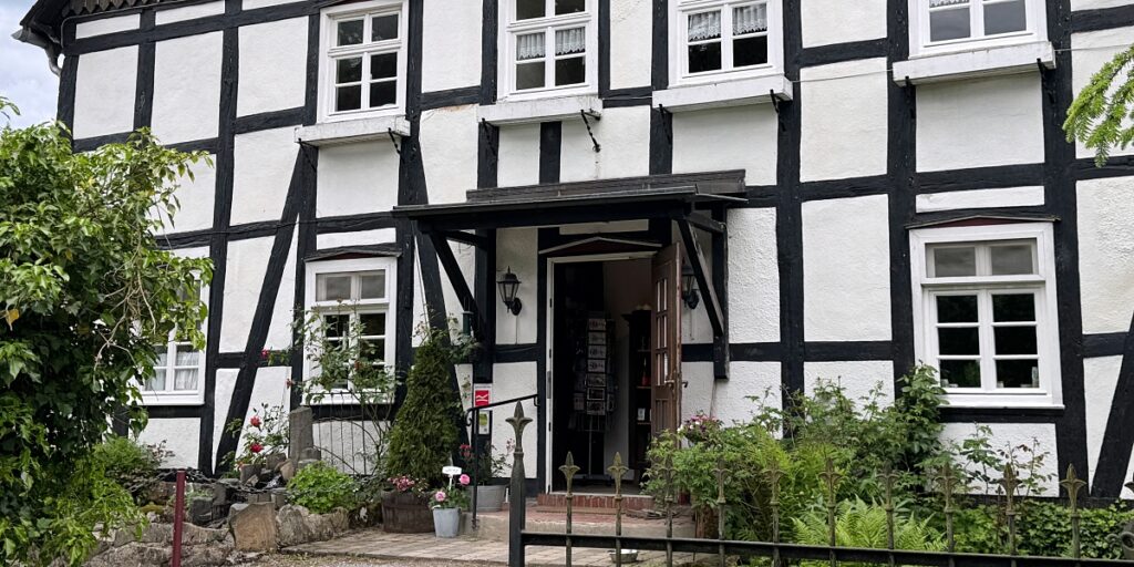 Urlaub mit Hund im Sauerland: 3 Wanderungen und hundefreundliche Unterkünfte 36 Gutscafé Bruchhausen hundefreundliche Einkehrmöglichkeiten Bruchhausen