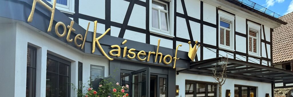 Urlaub mit Hund im Sauerland: 3 Wanderungen und hundefreundliche Unterkünfte 18 Hundefreundliche Einkehrmöglichkeit Sauerland Kaiserhof Medelon