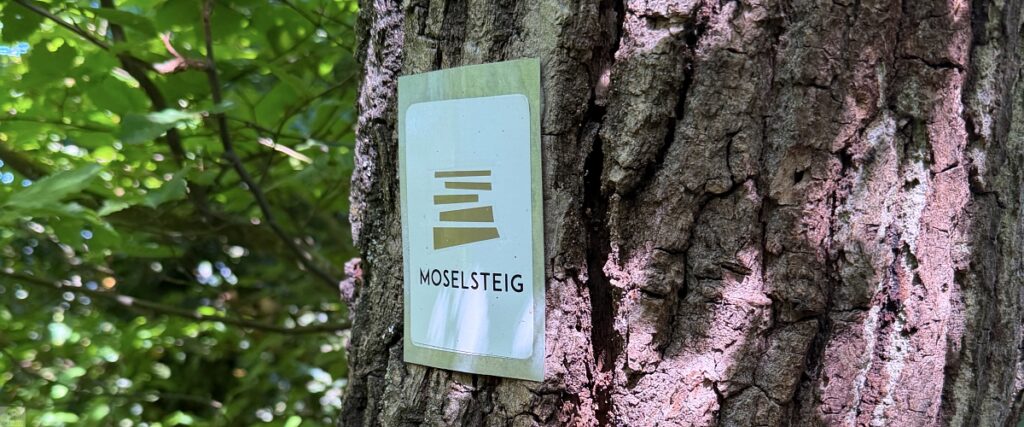 Moselsteig mit Hund: Fünf Wandertage rund um Wolf an der Mosel 51 Moselsteig Wanderzeichen Wegezeichen Moselsteig mit Hund