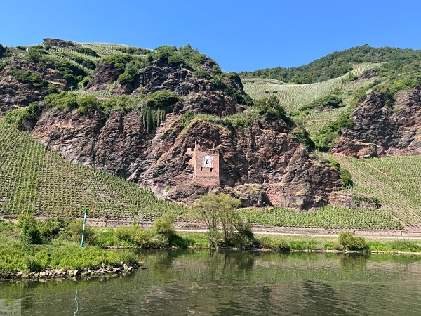 Moselsteig mit Hund: Fünf Wandertage rund um Wolf an der Mosel 49 sonnenuhr ürzig