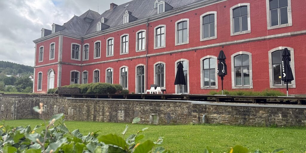 Zwischen Schluchten, Wäldern und historischen Städten: So schön ist die Wallonie 39 Abtei Stavelot Wallonie Sehenswürdigkeiten