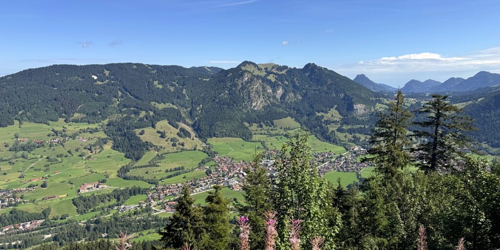 Wandern in Sonthofen im Allgäu – 3 Touren rund um das Hotel Bergsonne Allgäu 25 Blick auf Bad Hindelang Wandern