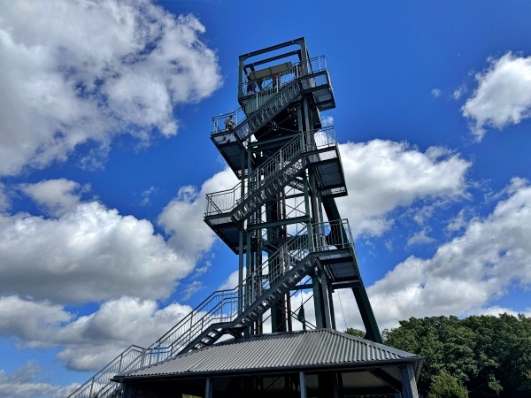 Barbaraturm mit Außentreppen und Aussichtsplattform auf der Steineberger Höhe