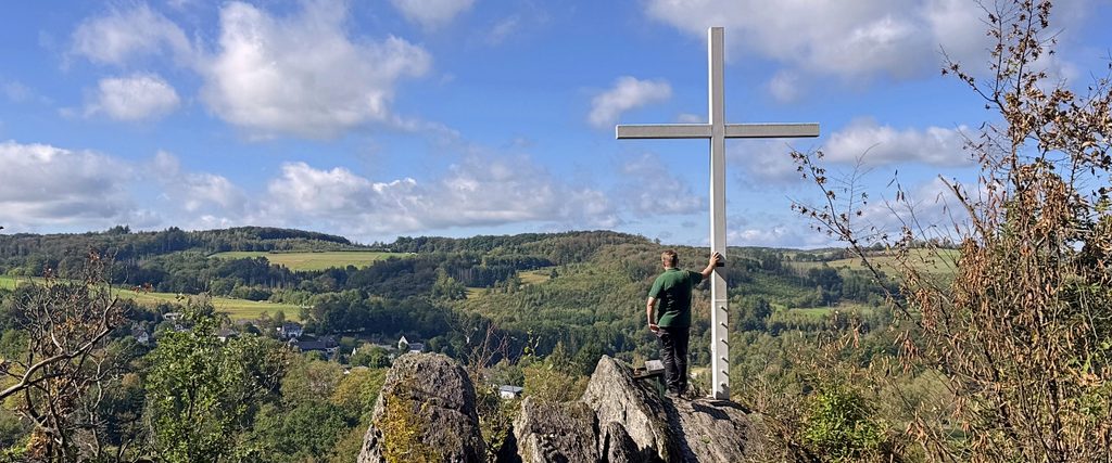 Gipfelkreuz auf der Hohen Ley mit Blick über das Nistertal