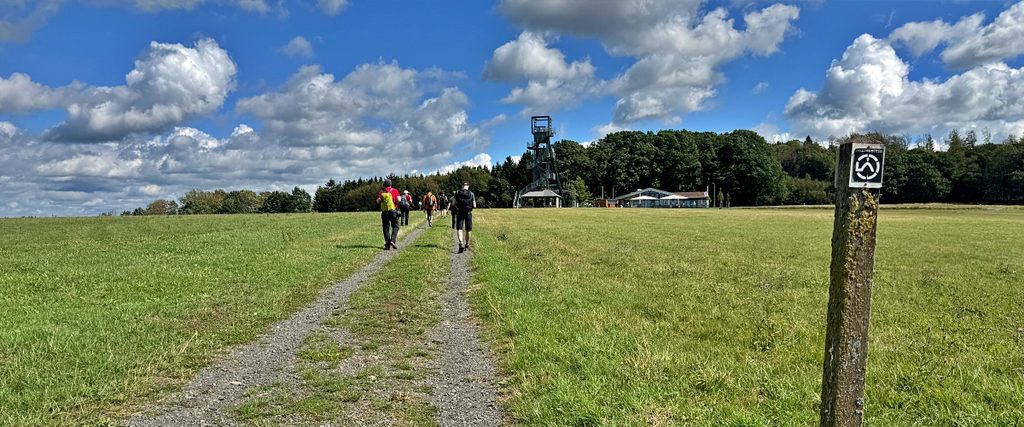 Wandergruppe auf dem Weg zum Barbaraturm und zum Restaurant malBERGBLICK