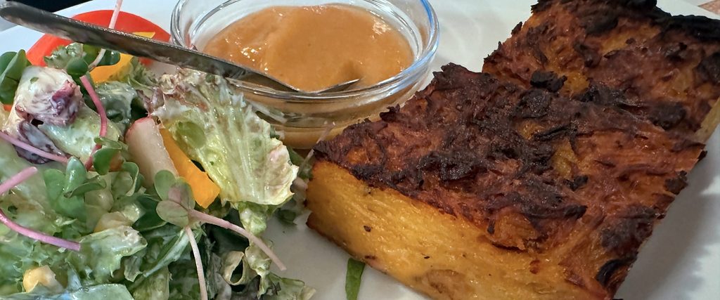 Dippekuchen mit Salat und Apfelmus im Brauhaus Marienstatt
